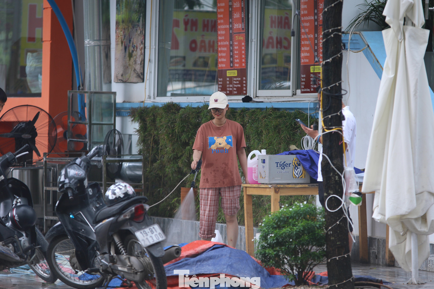 Từ sáng sớm, nhiều hộ dân đã phải thuê người, tập trung bơm nước ra ngoài để sớm trở lại kinh doanh, buôn bán.