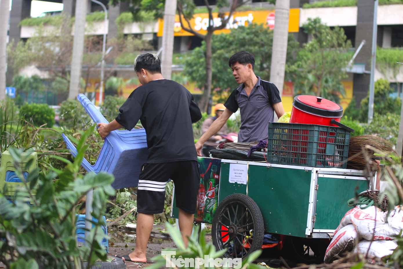 Từ sáng sớm, nhiều hộ dân đã phải thuê người, tập trung bơm nước ra ngoài để sớm trở lại kinh doanh, buôn bán.