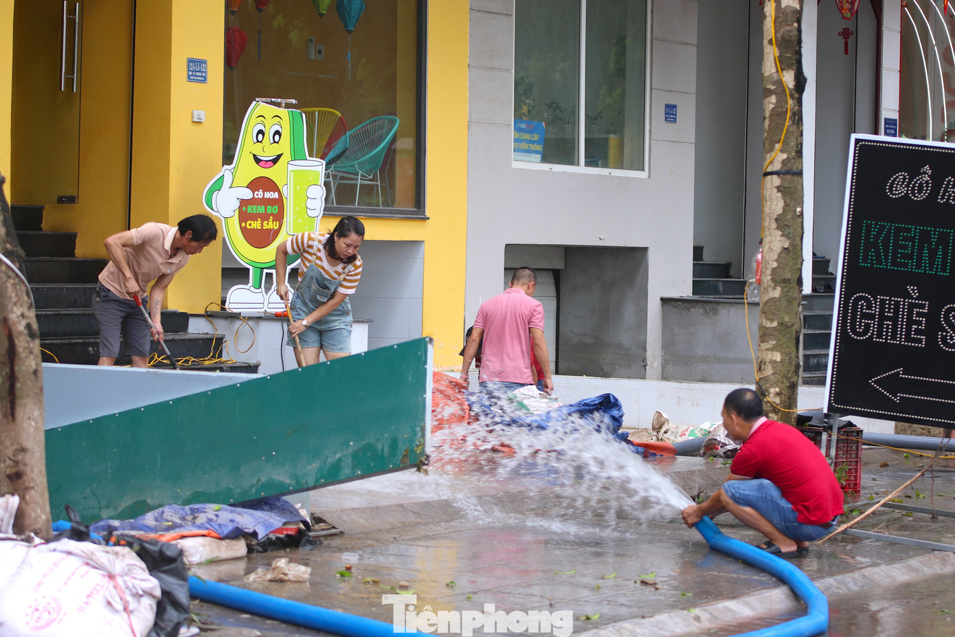 Ngay khi được cấp điện trở lại, nhiều hộ kinh doanh đã phải dùng máy bơm để bơm nước ra ngoài. Người dân cho biết, bên trong hầm ngập sâu khoảng hơn 2m nước, nếu bơm bằng máy có công suất nhỏ phải mất cả ngày mới cạn được hầm.