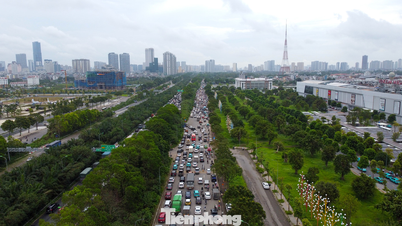 Trong ngày đầu tiên người dân trở lại đi làm sau cơn bão số 3, tuyến đường Đại lộ Thăng Long hướng vào nội thành rơi vào tình trạng ùn tắc nghiêm trọng.