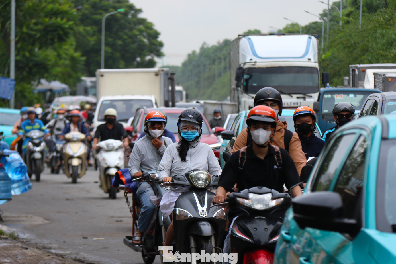 Người dân đứng chôn chân trong buổi sáng thứ 2 đầu tuần. Anh Tuấn (An Khánh, Hoài Đức) cho biết, anh đi làm từ 7 rưỡi sáng tuy nhiên tới 9 giờ vẫn chưa thể di chuyển qua đoạn đường tắc.