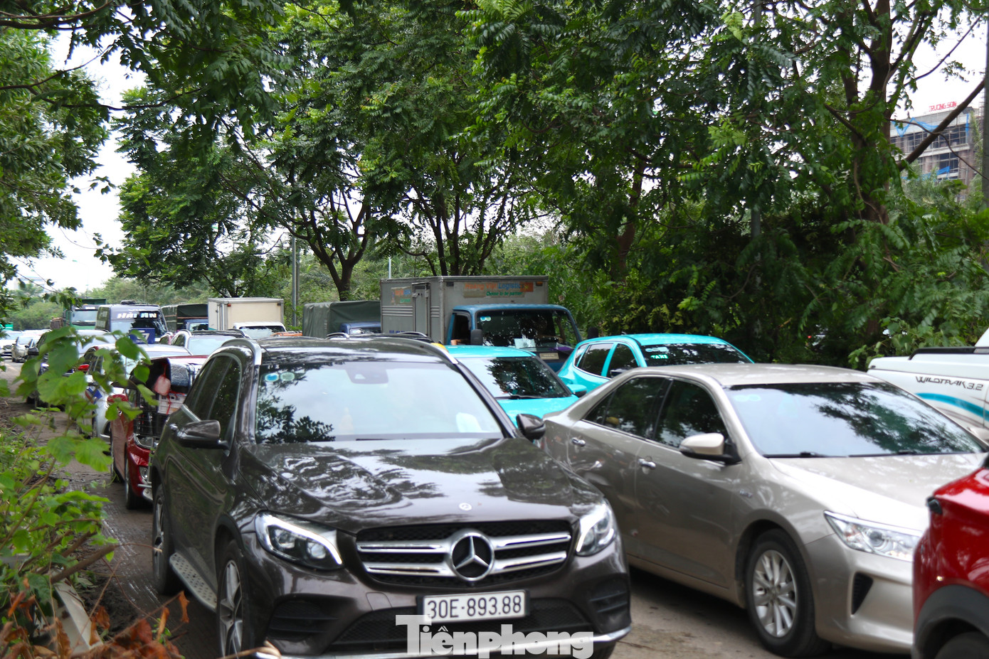 Không chỉ khu vực đường gom, đường cao tốc là các lối ra/vào của cao tốc cũng gặp tình trạng ùn tắc tương tự.