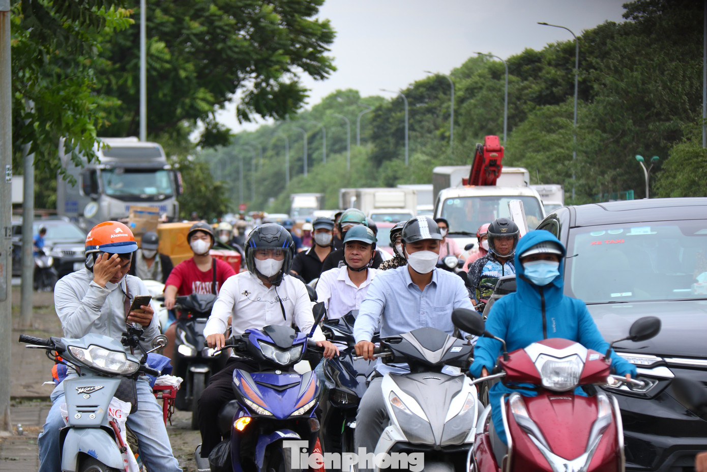 Người dân đứng chôn chân trong buổi sáng thứ 2 đầu tuần. Anh Tuấn (An Khánh, Hoài Đức) cho biết, anh đi làm từ 7 rưỡi sáng tuy nhiên tới 9 giờ vẫn chưa thể di chuyển qua đoạn đường tắc.