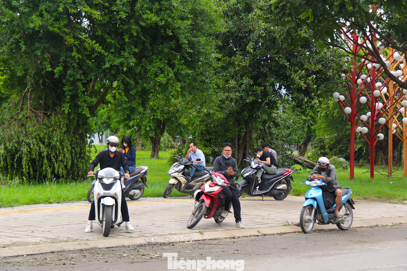 Nhiều phương tiện di chuyển hàng giờ không qua được khu vực này lựa chọn dừng tại vỉa hè để tránh ùn tắc.