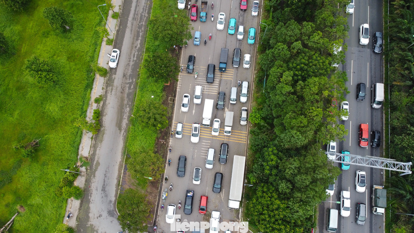 Theo phương án tổ chức lại giao thông trên đường gom Đại lộ Thăng Long, từ 8/1, xe máy chỉ được phép đi một chiều thay vì đi cả hai chiều bên mỗi nhánh đường gom.