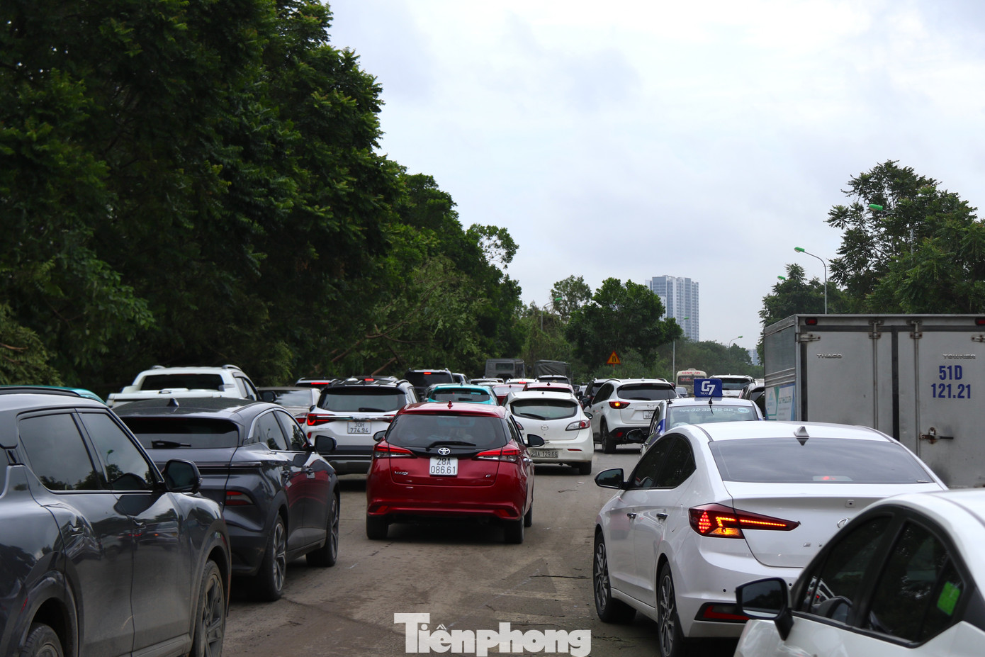 Hàng xe ùn tắc kéo dài hàng chục cây số từ khu vực Thiên đường Bảo Sơn tới cầu vượt Phú Đô.