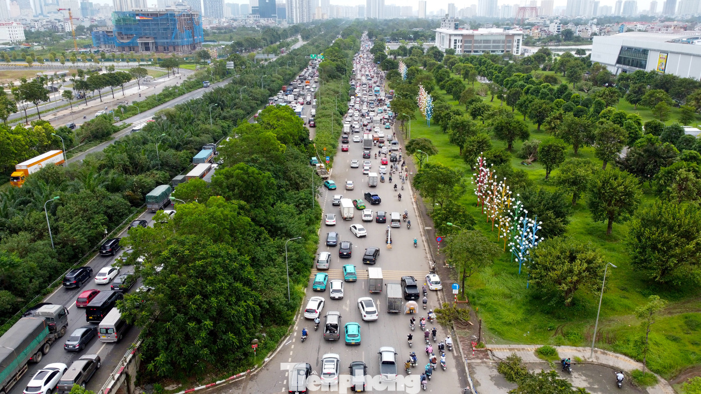 Đại Lộ Thăng Long đoạn qua KĐT Vinsmart City ùn tắc kéo dài cả hai làn đường.