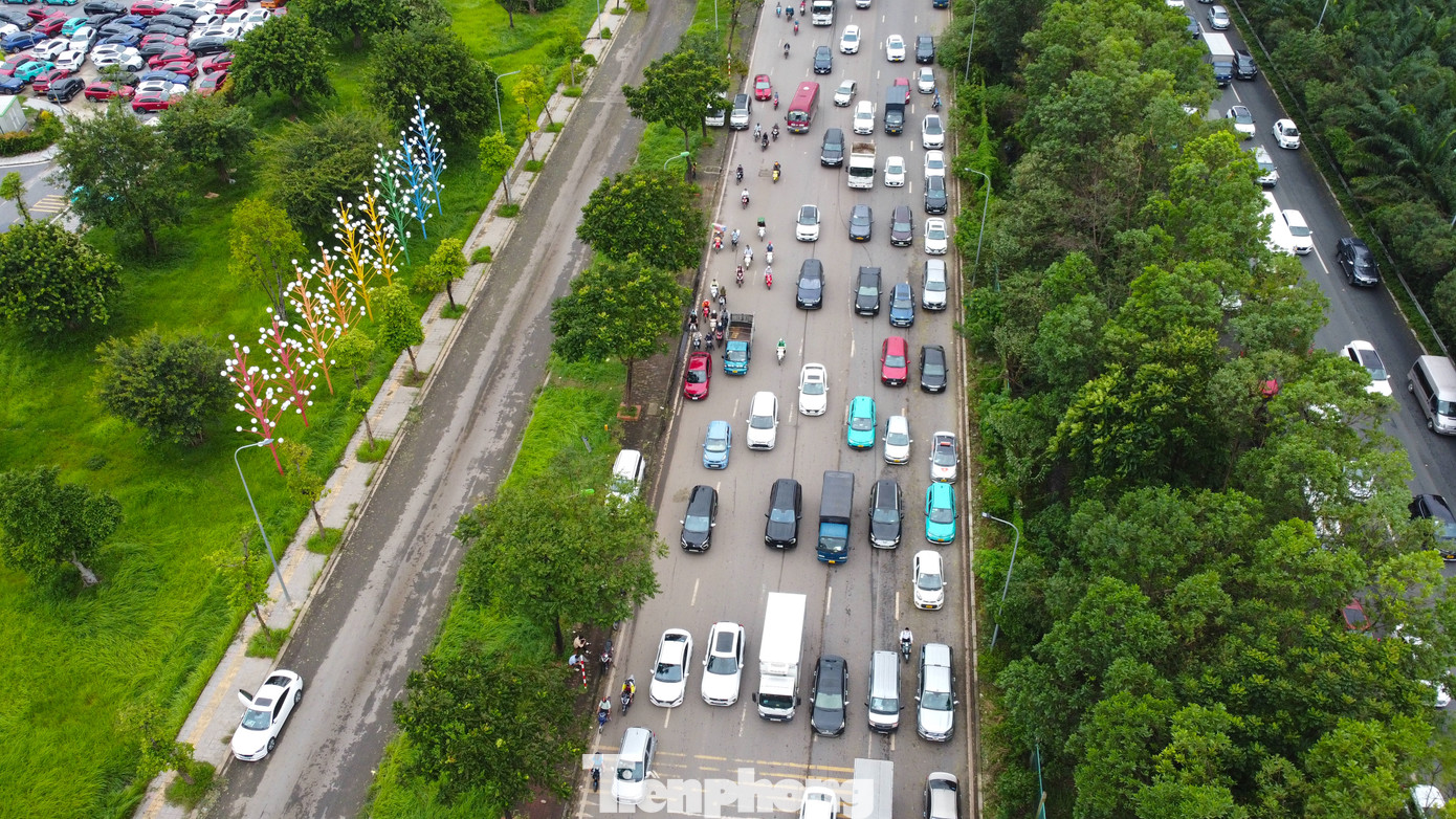 Tới 9h30 sáng, tình trạng ùn tắc giao thông trên tuyến đường đại lộ Thăng Long theo hướng về Hà Nội vẫn chưa có dấu hiệu "hạ nhiệt".