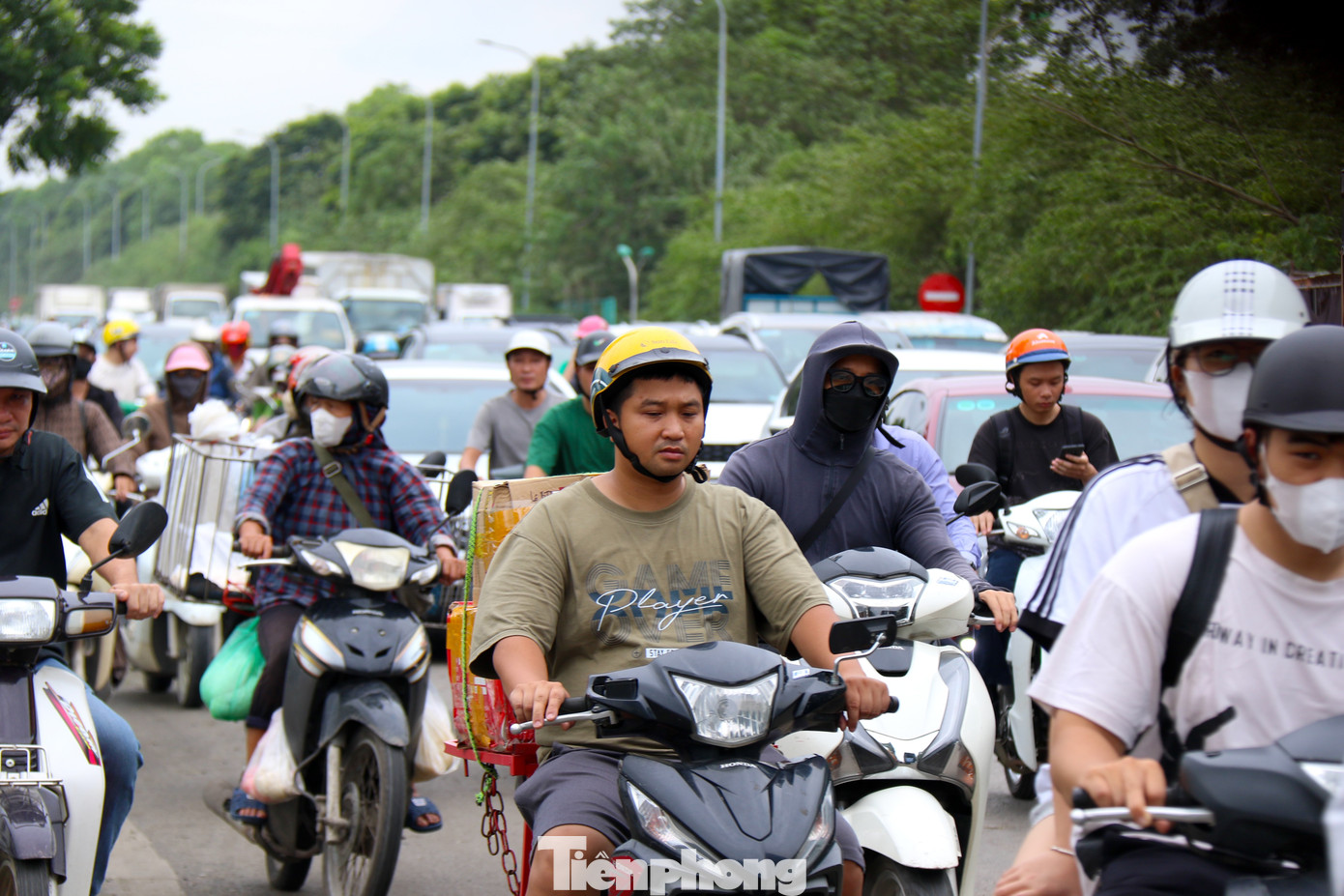 Người dân đứng chôn chân trong buổi sáng thứ 2 đầu tuần. Anh Tuấn (An Khánh, Hoài Đức) cho biết, anh đi làm từ 7 rưỡi sáng tuy nhiên tới 9 giờ vẫn chưa thể di chuyển qua đoạn đường tắc.