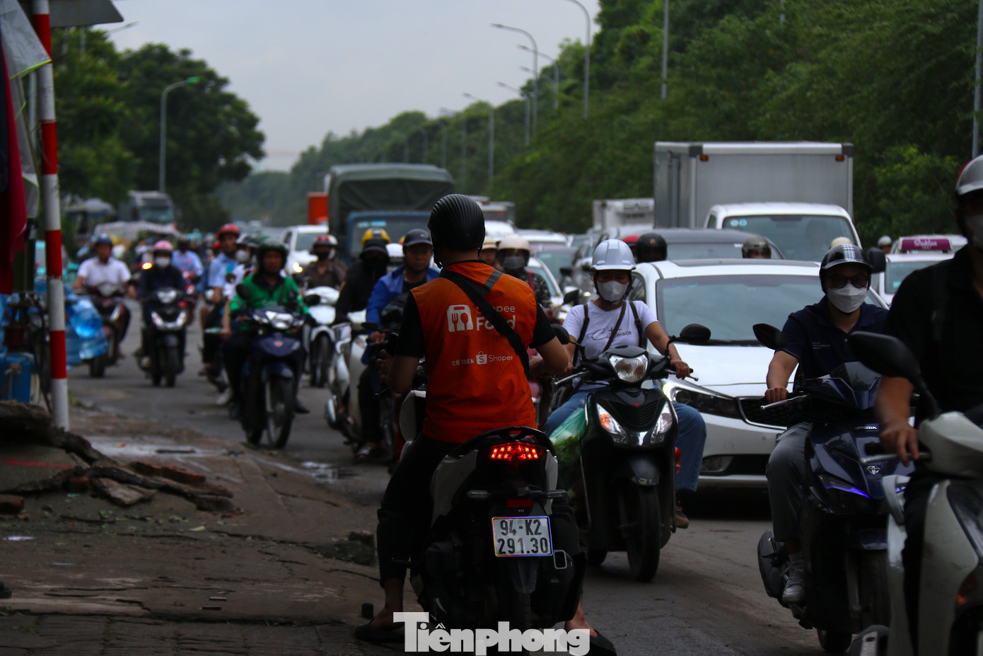 Nhiều phương tiện bất chấp quy định, đi ngược chiều để vào làn đường cao tốc.