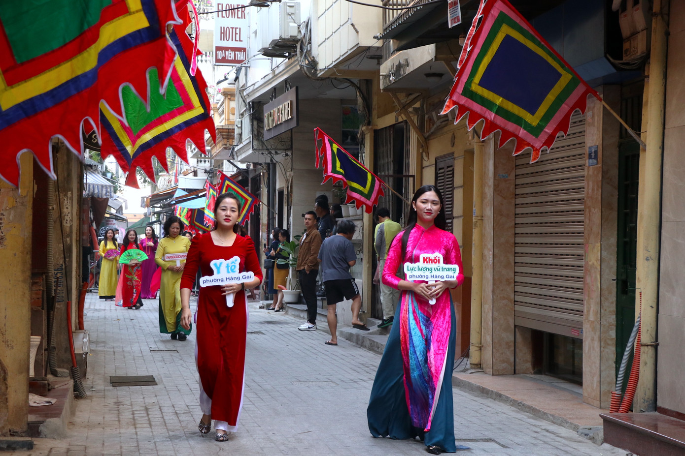 Trình diễn thời trang áo dài của thương hiệu áo dài thêu trên phố Hàng Gai Trình diễn thời trang áo dài của thương hiệu áo dài thêu trên phố Hàng Gai