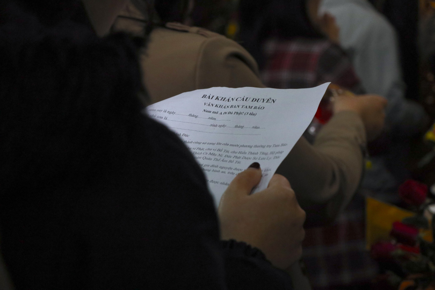 Những bài văn khấn, lá sớ viết sẵn được bày bán với mức giá từ 20.000 - 50.000 đồng. Người dâng lễ chỉ cần điền tên, tuổi, địa chỉ và những điều mong cầu, đặt vào mâm lễ dâng trước Điện Mẫu.
