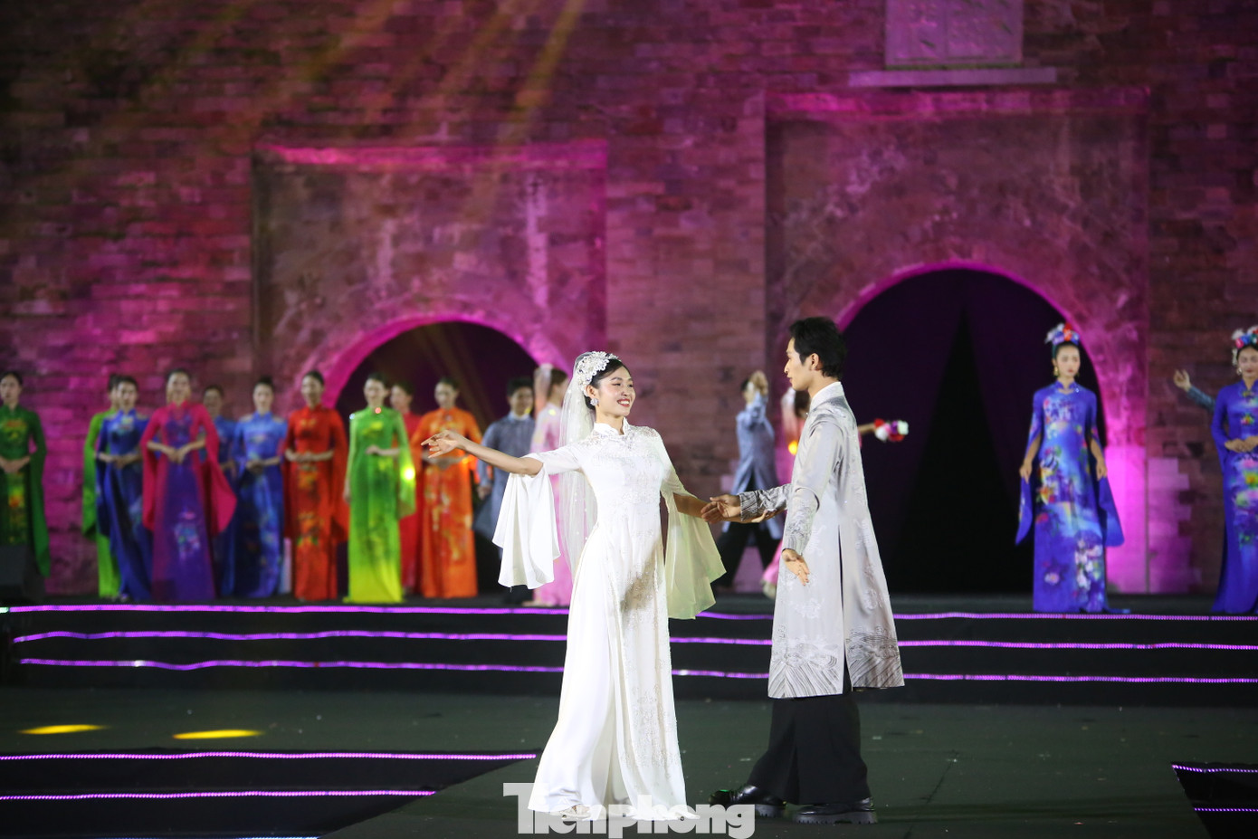 Áo dài cưới được cách tân, tái hiện đầy mới lạ dưới tài năng của các nhà thiết kế. Áo dài cưới được cách tân, tái hiện đầy mới lạ dưới tài năng của các nhà thiết kế.