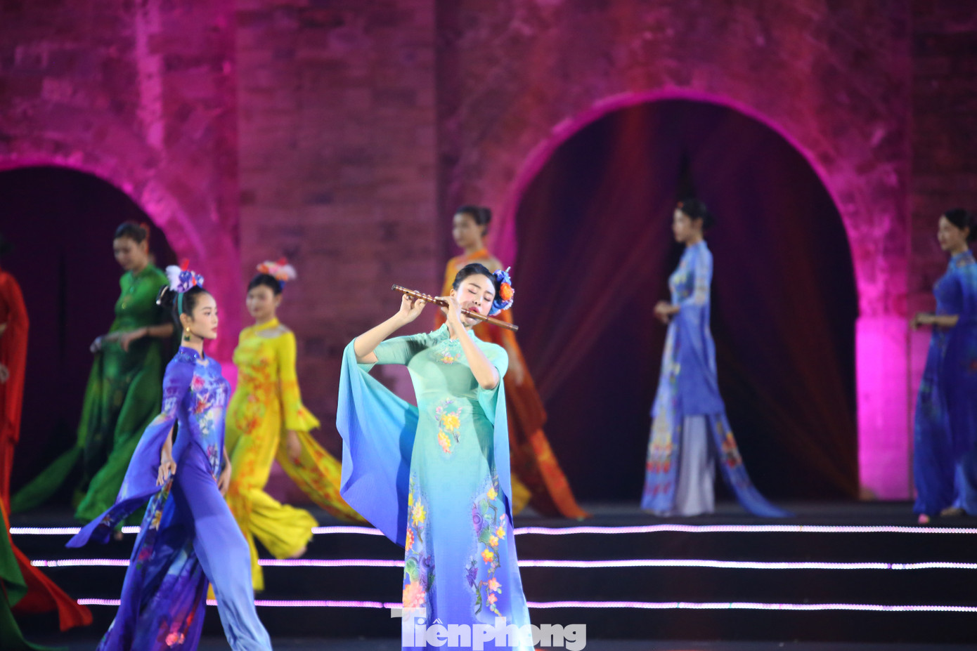 Bên cạnh các thiết kế, chương trình còn gây ấn tượng nhờ sự kết hợp giữa ca múa nhạc và công nghệ âm thanh, ánh sáng màn hình 3D đem đến hiệu ứng trực quan. Bên cạnh các thiết kế, chương trình còn gây ấn tượng nhờ sự kết hợp giữa ca múa nhạc và công nghệ âm thanh, ánh sáng màn hình 3D đem đến hiệu ứng trực quan.