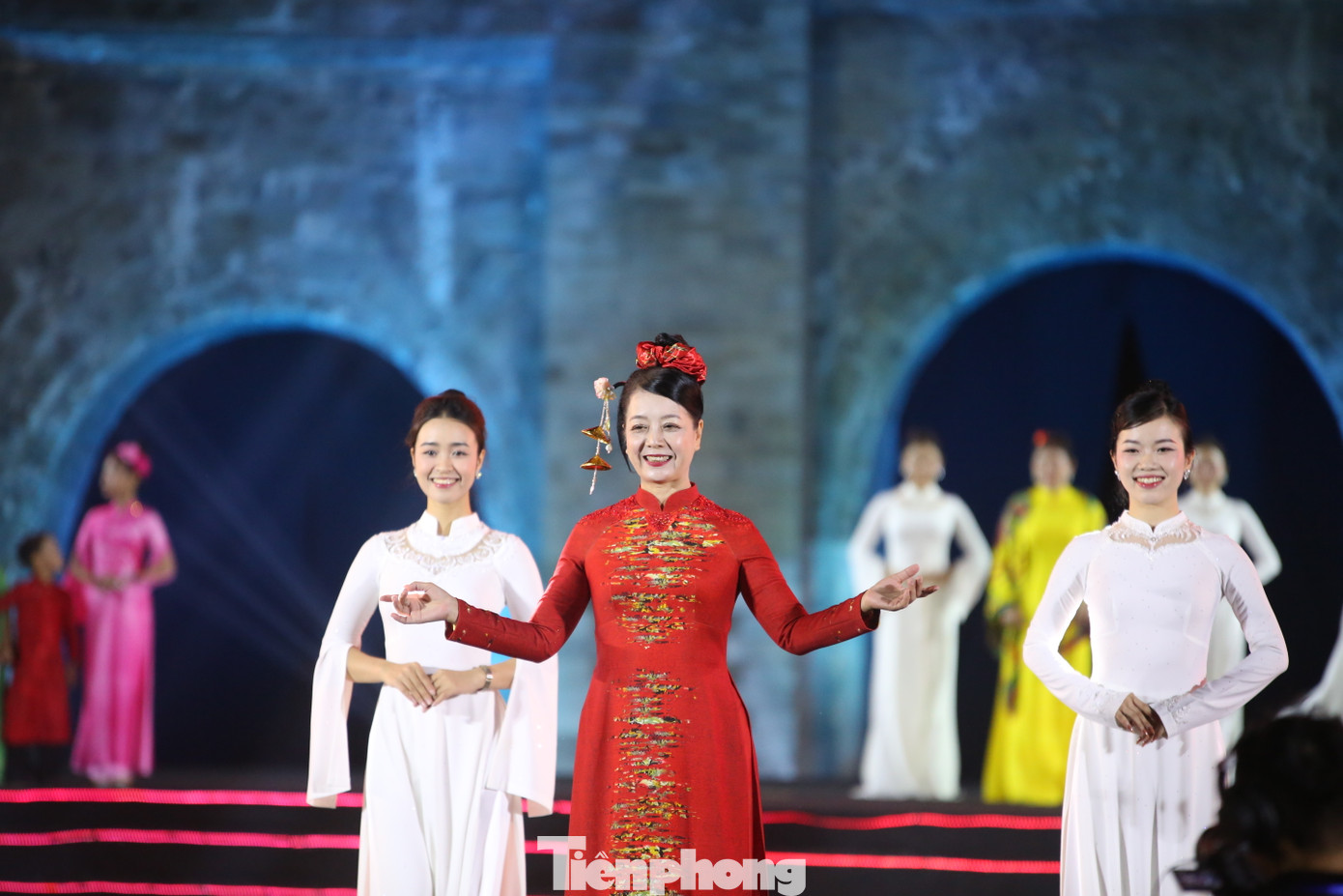 NSND Lê Khanh rạng rỡ với trang phục truyền thống của dân tộc. NSND Lê Khanh rạng rỡ với trang phục truyền thống của dân tộc.