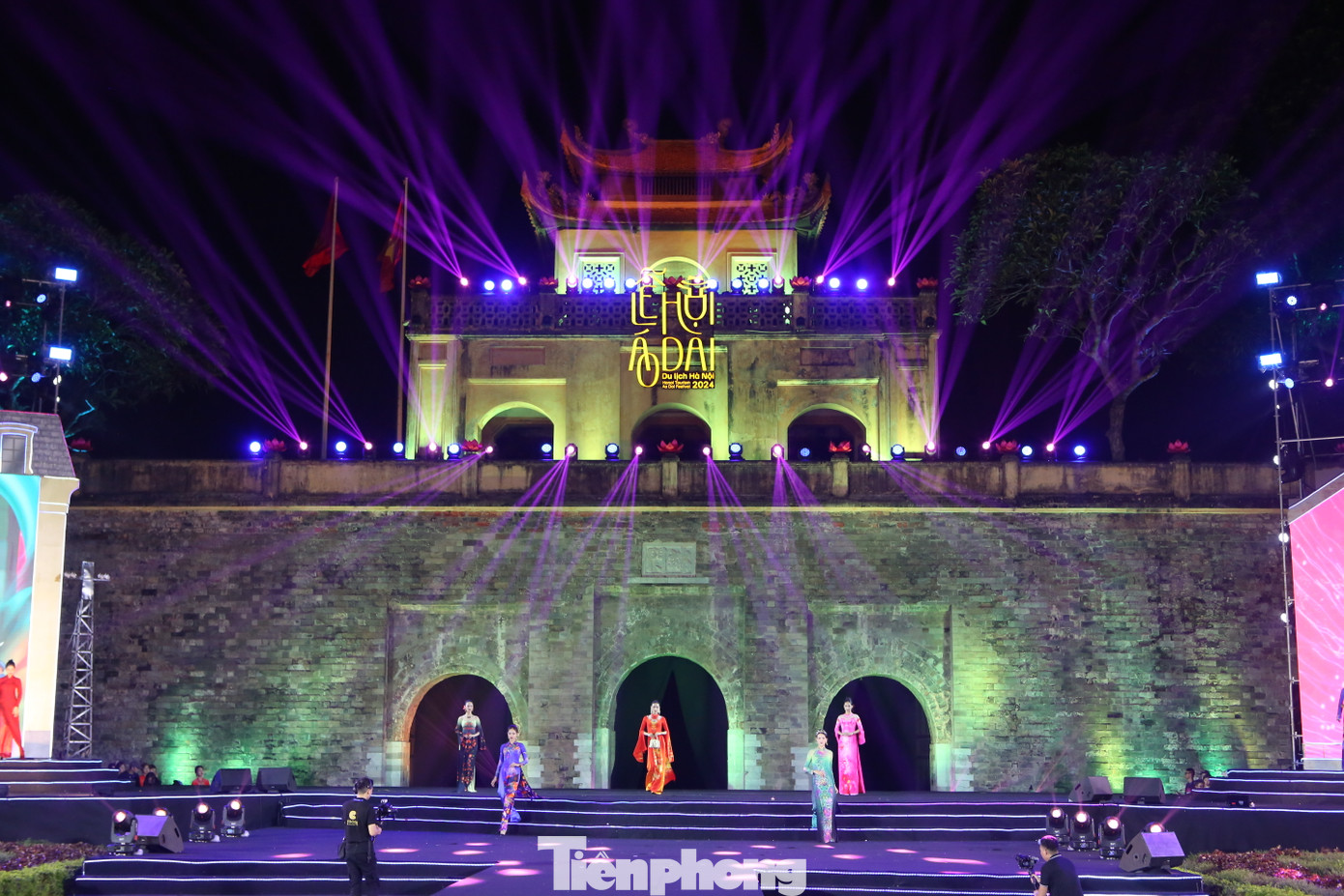 Nhân kỷ niệm 70 năm Ngày Giải phóng Thủ đô (10/10/1954-10/10/2024), tối 5/10, tại Khu di sản Văn hóa thế giới Hoàng thành Thăng Long (quận Ba Đình, Hà Nội), chương trình nghệ thuật Đêm hội Áo dài đã được diễn ra trong khuôn khổ Lễ hội Áo dài du lịch Hà Nội 2024. Nhân kỷ niệm 70 năm Ngày Giải phóng Thủ đô (10/10/1954-10/10/2024), tối 5/10, tại Khu di sản Văn hóa thế giới Hoàng thành Thăng Long (quận Ba Đình, Hà Nội), chương trình nghệ thuật Đêm hội Áo dài đã được diễn ra trong khuôn khổ Lễ hội Áo dài du lịch Hà Nội 2024.