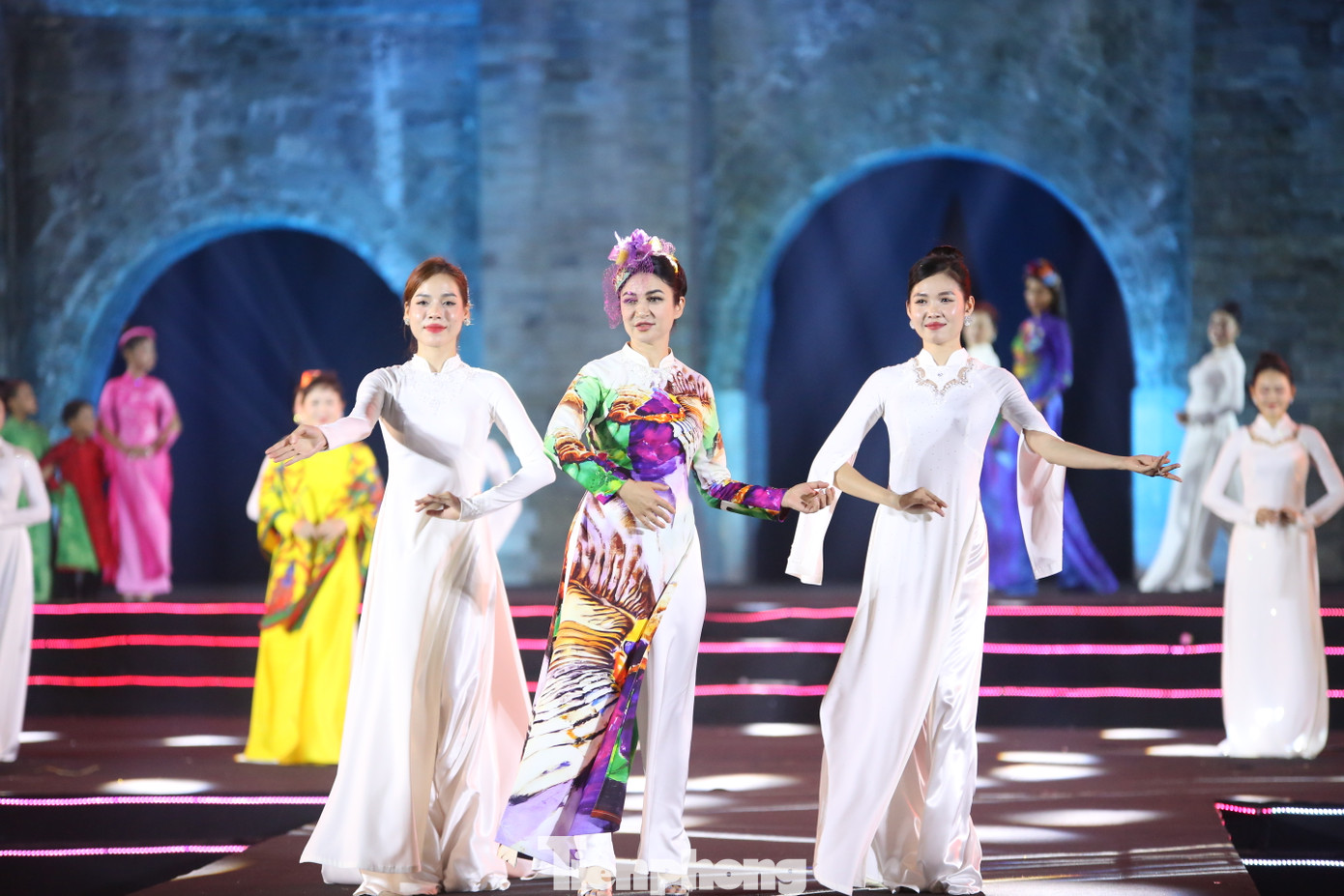 Các phu nhân đại sứ duyên dáng trong tà áo dài truyền thống, trải nghiệm những hoạt động văn hoá - nghệ thuật hấp dẫn. Loạt sáng tạo được lấy cảm hứng từ các di sản nổi tiếng, những cảnh quan thiên nhiên kỳ vĩ của Việt Nam và trên thế giới. Các phu nhân đại sứ duyên dáng trong tà áo dài truyền thống, trải nghiệm những hoạt động văn hoá - nghệ thuật hấp dẫn. Loạt sáng tạo được lấy cảm hứng từ các di sản nổi tiếng, những cảnh quan thiên nhiên kỳ vĩ của Việt Nam và trên thế giới.