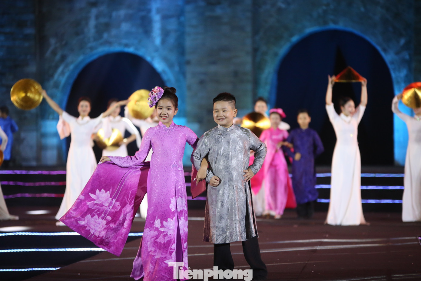 Với nhiều hoạt cảnh xen lẫn các ca khúc, các màn trình diễn áo dài sống động, chương trình làm sống lại những thời khắc hào hùng của lịch sử Hà Nội những năm qua và cả một Hà Nội năng động, không ngừng đổi mới, phát triển và hội nhập trong thời kỳ hiện đại. Với nhiều hoạt cảnh xen lẫn các ca khúc, các màn trình diễn áo dài sống động, chương trình làm sống lại những thời khắc hào hùng của lịch sử Hà Nội những năm qua và cả một Hà Nội năng động, không ngừng đổi mới, phát triển và hội nhập trong thời kỳ hiện đại.