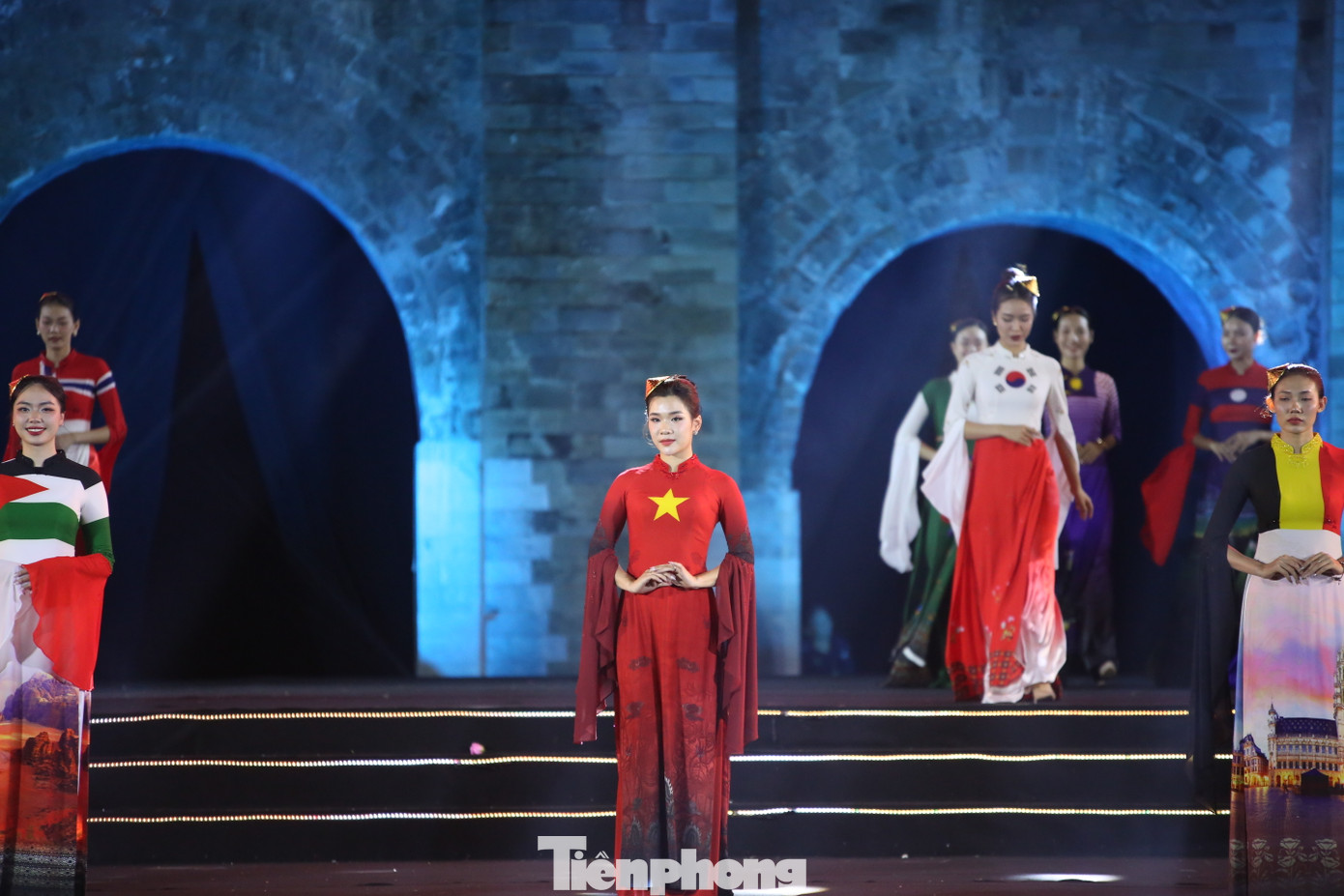 Tại sự kiện, nhà thiết kế Đỗ Trịnh Hoài Nam cùng gần 70 nhà thiết kế áo dài trên khắp cả nước đã đem đến những bộ sưu tập đặc sắc, tôn vinh tà áo dài và phụ nữ Việt. Tại sự kiện, nhà thiết kế Đỗ Trịnh Hoài Nam cùng gần 70 nhà thiết kế áo dài trên khắp cả nước đã đem đến những bộ sưu tập đặc sắc, tôn vinh tà áo dài và phụ nữ Việt.