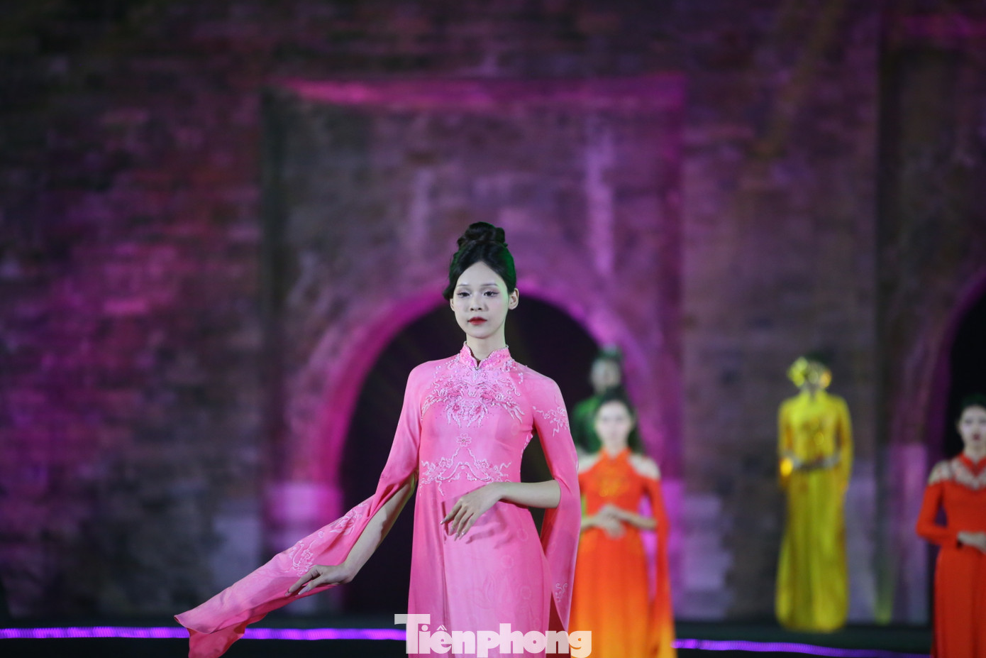 Trong bối cảnh hội nhập quốc tế và giao thoa văn hóa ngày càng mạnh mẽ, áo dài là một phần không thể thiếu trong hành trình gìn giữ và phát huy giá trị văn hoá Việt Nam, là niềm tự hào của dân tộc Việt Nam, phụ nữ Việt Nam. Trong bối cảnh hội nhập quốc tế và giao thoa văn hóa ngày càng mạnh mẽ, áo dài là một phần không thể thiếu trong hành trình gìn giữ và phát huy giá trị văn hoá Việt Nam, là niềm tự hào của dân tộc Việt Nam, phụ nữ Việt Nam.