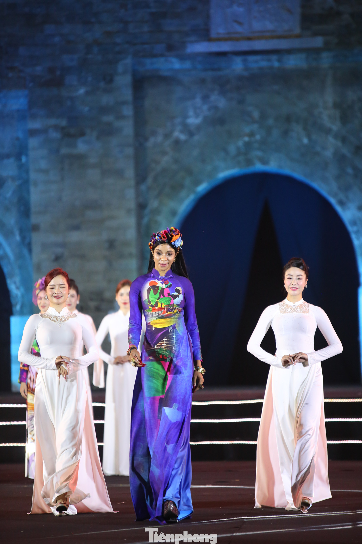 Các phu nhân đại sứ duyên dáng trong tà áo dài truyền thống, trải nghiệm những hoạt động văn hoá - nghệ thuật hấp dẫn. Loạt sáng tạo được lấy cảm hứng từ các di sản nổi tiếng, những cảnh quan thiên nhiên kỳ vĩ của Việt Nam và trên thế giới. Các phu nhân đại sứ duyên dáng trong tà áo dài truyền thống, trải nghiệm những hoạt động văn hoá - nghệ thuật hấp dẫn. Loạt sáng tạo được lấy cảm hứng từ các di sản nổi tiếng, những cảnh quan thiên nhiên kỳ vĩ của Việt Nam và trên thế giới.