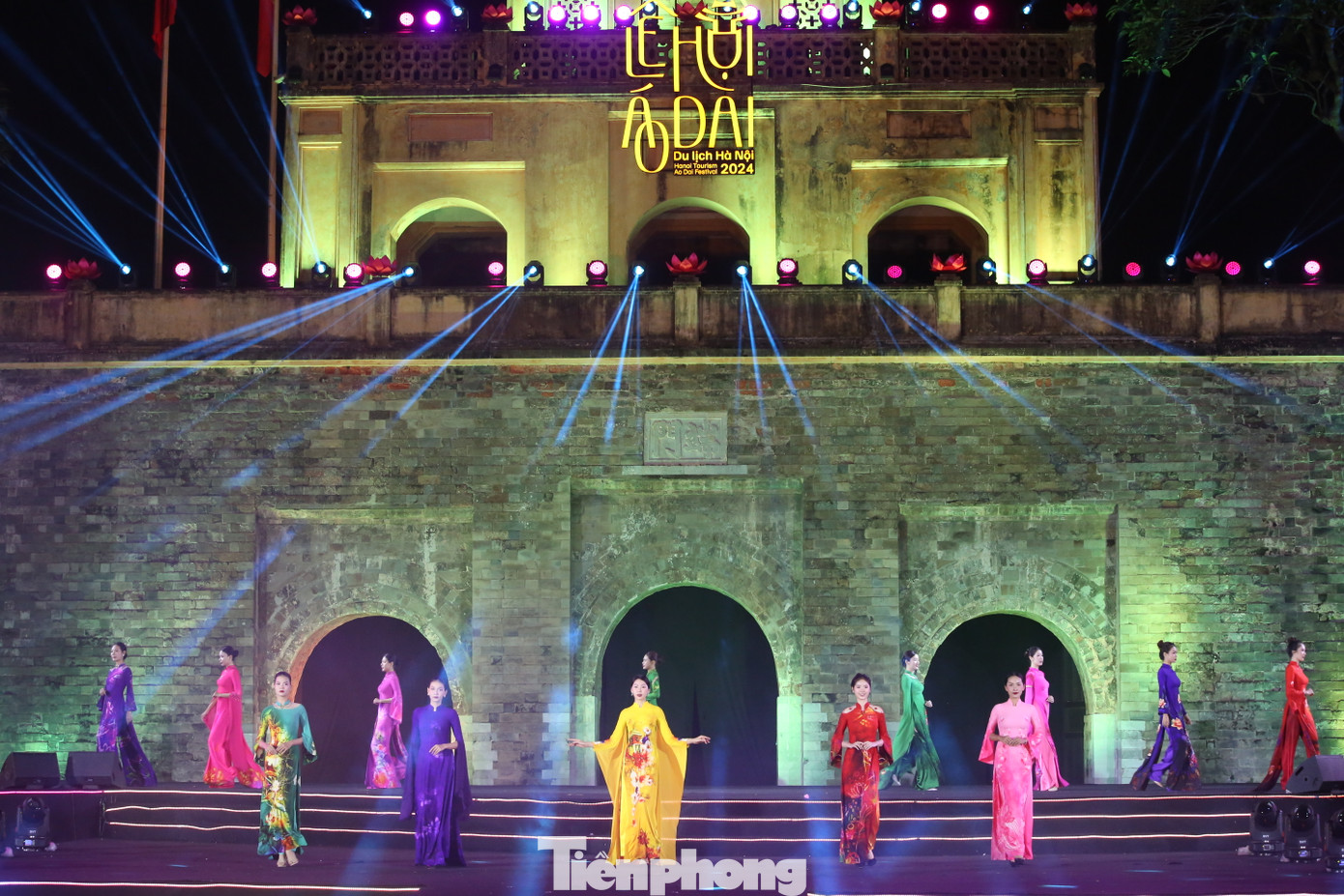 Lễ hội Áo dài du lịch Hà Nội 2024 được kỳ vọng sẽ mang đến một điểm đến văn hóa, di sản độc đáo và trở thành sản phẩm du lịch thường niên của Hà Nội vào mùa thu. Lễ hội Áo dài du lịch Hà Nội 2024 được kỳ vọng sẽ mang đến một điểm đến văn hóa, di sản độc đáo và trở thành sản phẩm du lịch thường niên của Hà Nội vào mùa thu.