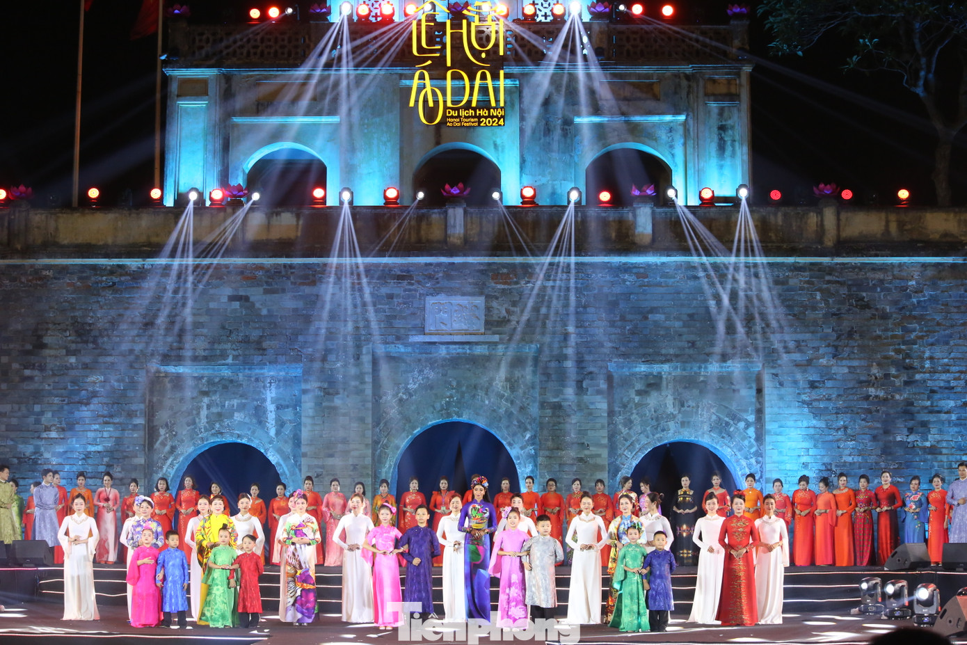 Chương trình có sự tham gia và trình diễn trang phục áo dài của các phu nhân đại sứ các nước tại Việt Nam. Chương trình có sự tham gia và trình diễn trang phục áo dài của các phu nhân đại sứ các nước tại Việt Nam.