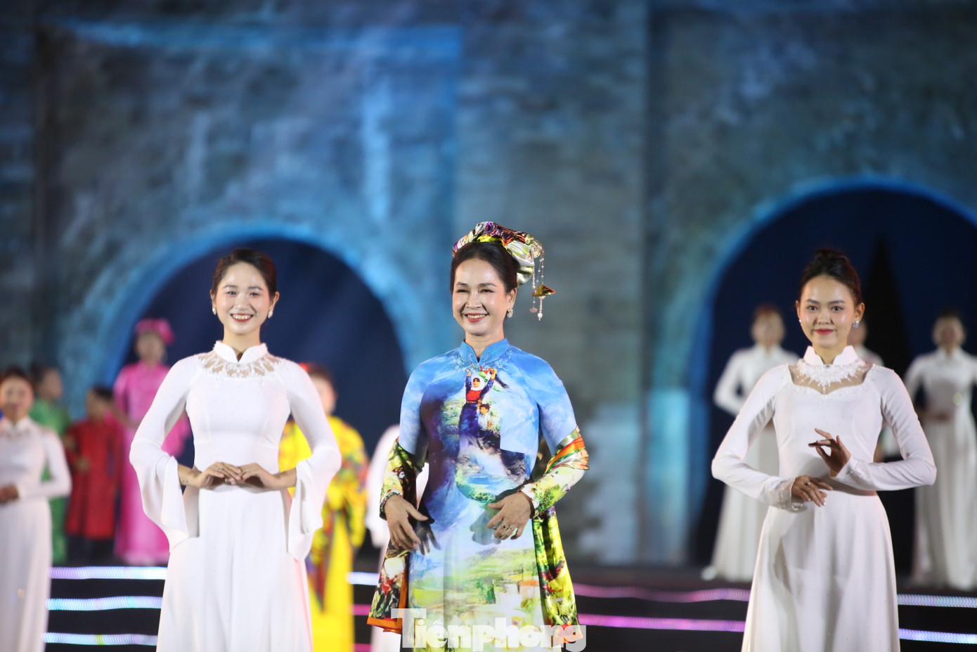 NSND Lan Hương sải bước duyên dáng với tà áo dài có hoạ tiết ý nghĩa. NSND Lan Hương sải bước duyên dáng với tà áo dài có hoạ tiết ý nghĩa.