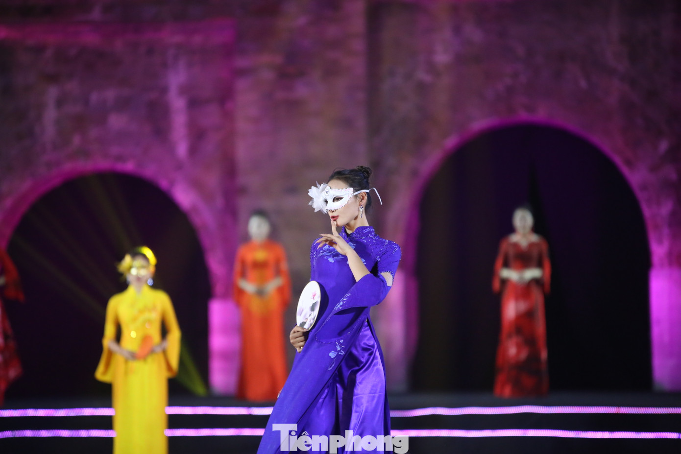 Trong bối cảnh hội nhập quốc tế và giao thoa văn hóa ngày càng mạnh mẽ, áo dài là một phần không thể thiếu trong hành trình gìn giữ và phát huy giá trị văn hoá Việt Nam, là niềm tự hào của dân tộc Việt Nam, phụ nữ Việt Nam. Trong bối cảnh hội nhập quốc tế và giao thoa văn hóa ngày càng mạnh mẽ, áo dài là một phần không thể thiếu trong hành trình gìn giữ và phát huy giá trị văn hoá Việt Nam, là niềm tự hào của dân tộc Việt Nam, phụ nữ Việt Nam.