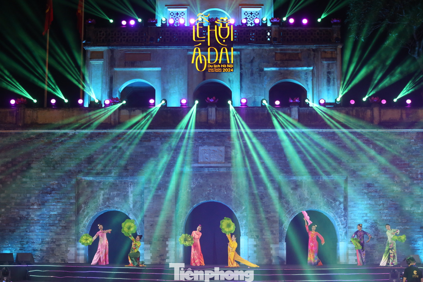 Bên cạnh các thiết kế, chương trình còn gây ấn tượng nhờ sự kết hợp giữa ca múa nhạc và công nghệ âm thanh, ánh sáng màn hình 3D đem đến hiệu ứng trực quan. Bên cạnh các thiết kế, chương trình còn gây ấn tượng nhờ sự kết hợp giữa ca múa nhạc và công nghệ âm thanh, ánh sáng màn hình 3D đem đến hiệu ứng trực quan.