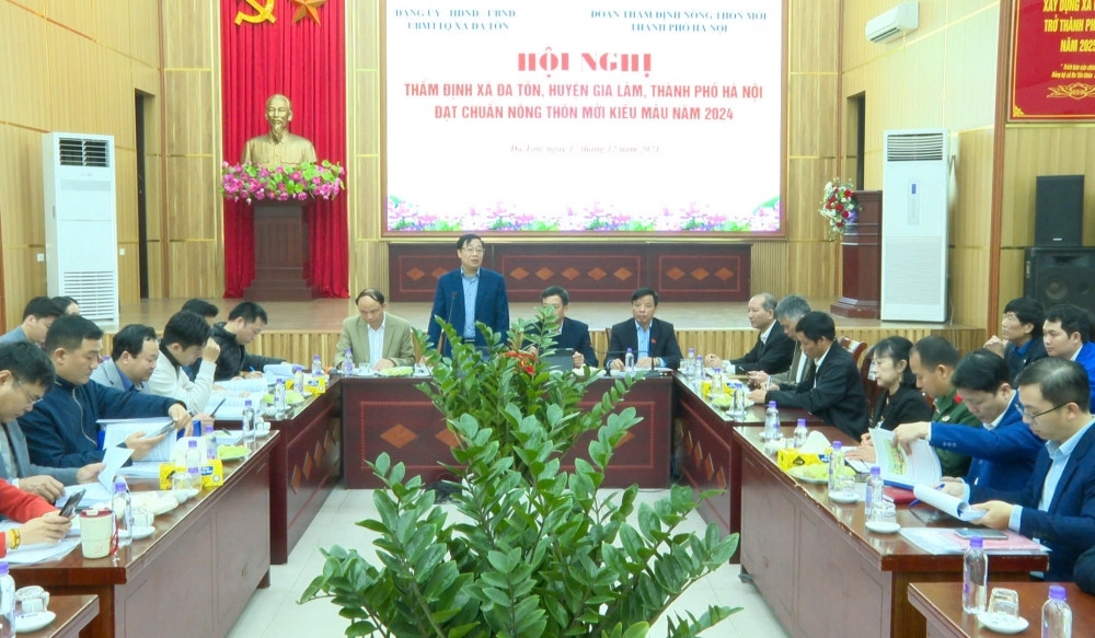 Các thành viên đoàn ghi nhận và đánh giá cao kết quả đạt được trong xây dựng nông thôn mới kiểu mẫu của xã Yên Thường và Đa Tốn - Ảnh: Thái Sơn.