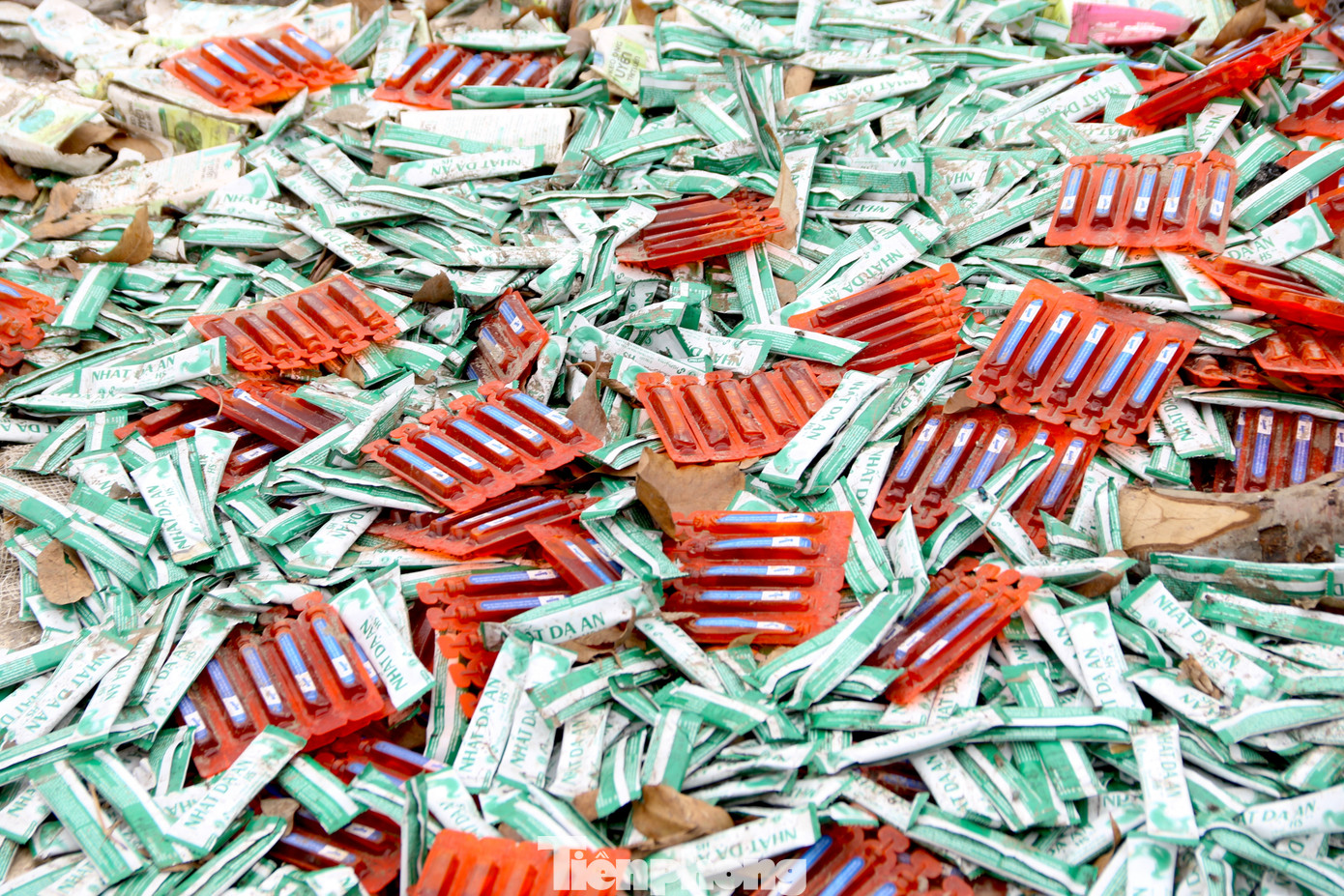 Nhan nhản các loại thuốc bị vứt la liệt vỉa hè đường Phạm Tu.