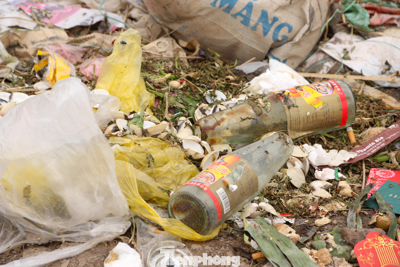 Rác thải bốc mùi xú uế, gây mất vệ sinh môi trường và mỹ quan đô thị đô thị nghiêm trọng tại tuyến đường.