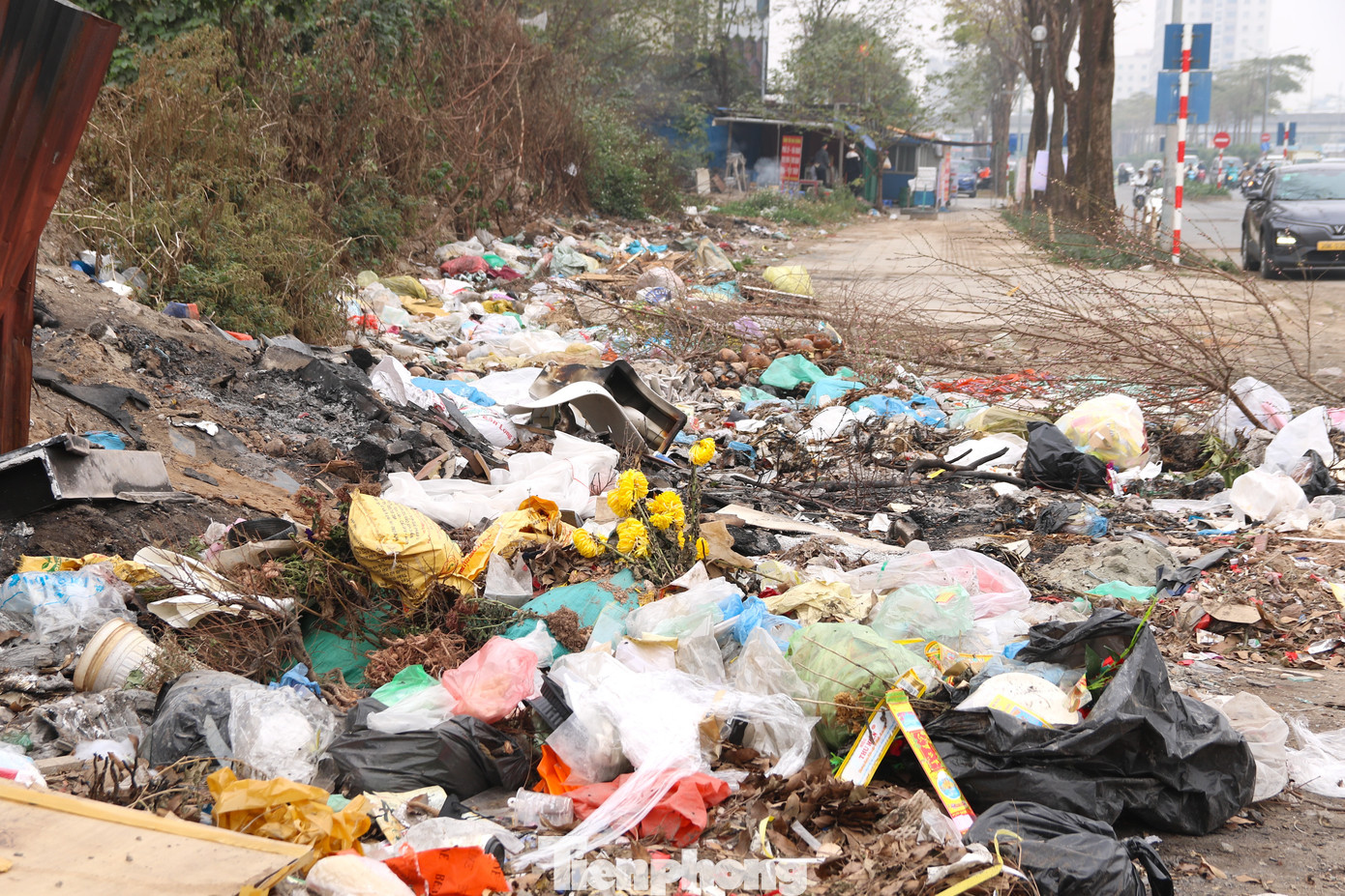 Trước phản ánh của PV về tình trạng này, tháng 12/2024, Phó Chủ tịch UBND thành phố Hà Nội Nguyễn Trọng Đông yêu cầu Sở TN&amp;MT Hà Nội và UBND huyện Thanh Trì kiểm tra, xử lý dứt điểm tình trạng đổ trộm rác thải trên đường Phạm Tu. Theo đó, Phó Chủ tịch Nguyễn Trọng Đông đã yêu cầu các đơn vị liên quan có biện pháp bảo đảm vệ sinh môi trường và mỹ quan đô thị trên đường Phạm Tu. Kết quả xử lý báo cáo UBND thành phố Hà Nội trước ngày 17/12. Tuy nhiên, tới ngày 14/2/2025, tình trạng đốt, xả rác vẫn diễn ra hàng ngày tại tuyến đường này.