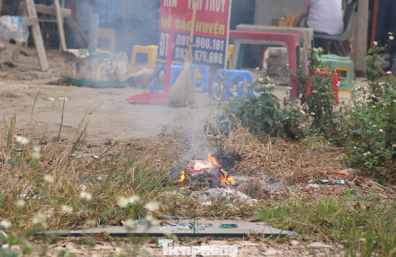 Ngoài xả rác, người dân còn thường xuyên đốt rác gây khói đen và mùi khét vào chiều tối.