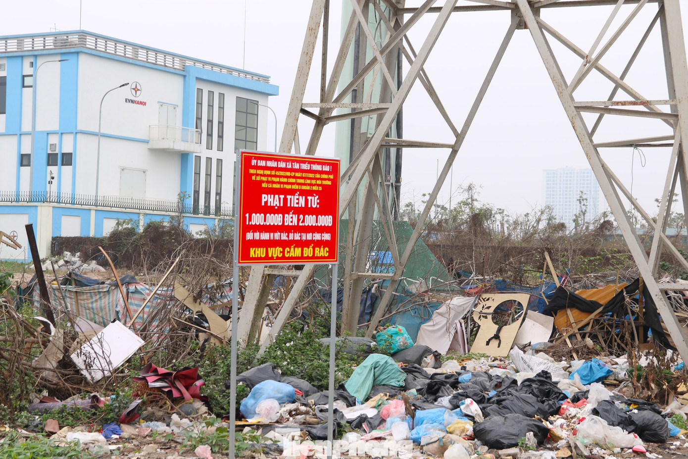 Đốt rác bừa bãi ngay dưới chân cột điện cao áp 110kV trên đường Phạm Tu.