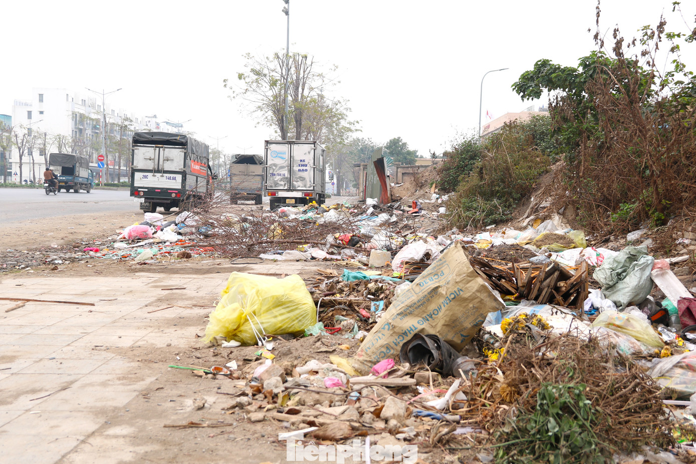Tình trạng đổ trộm rác thải, phế thải... và đốt rác bừa bãi trên đường Phạm Tu (thuộc địa bàn xã Tân Triều, Thanh Trì, Hà Nội) đã diễn ra từ lâu tại con đường được đầu tư hàng nghìn tỷ đồng.