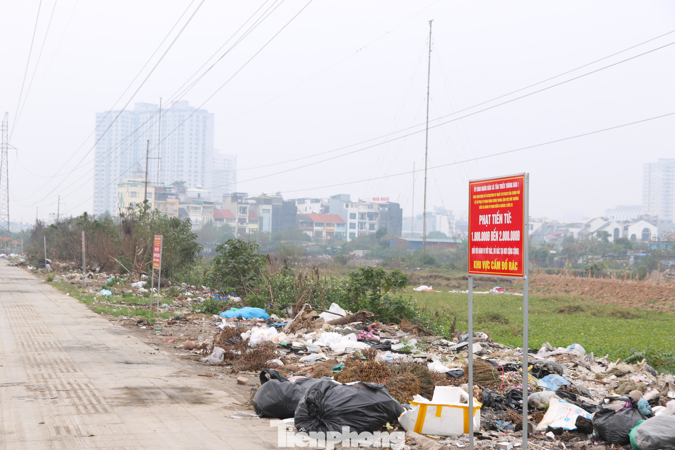Ghi nhận tại gần khu vực Nhà máy xử lý nước thải Yên Xá, 10 tấm biển "Cấm đổ rác" của UBND xã Tân Triều bố trí dọc 200m đường Phạm Tu không phát huy được tác dụng, nằm chỏng chơ giữa bãi rác tự phát.