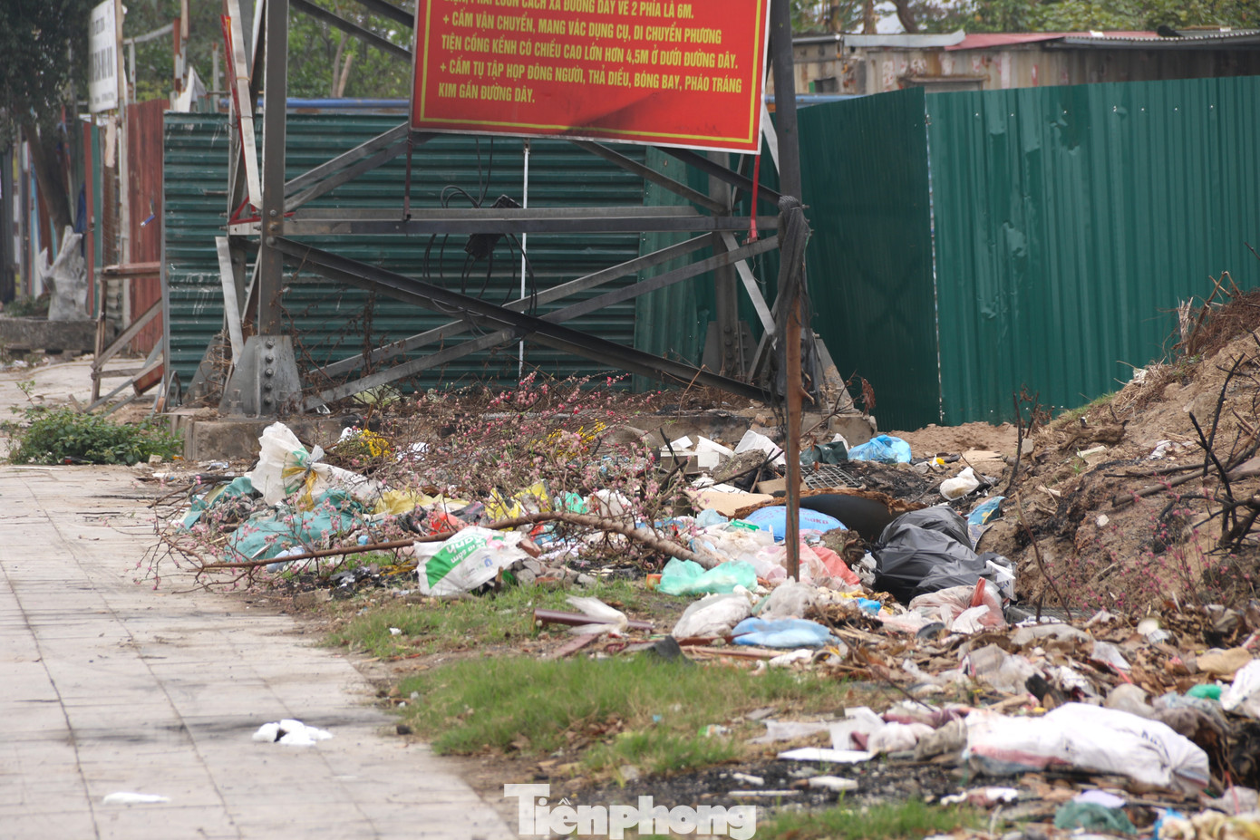 Đốt rác bừa bãi ngay dưới chân cột điện cao áp 110kV trên đường Phạm Tu.