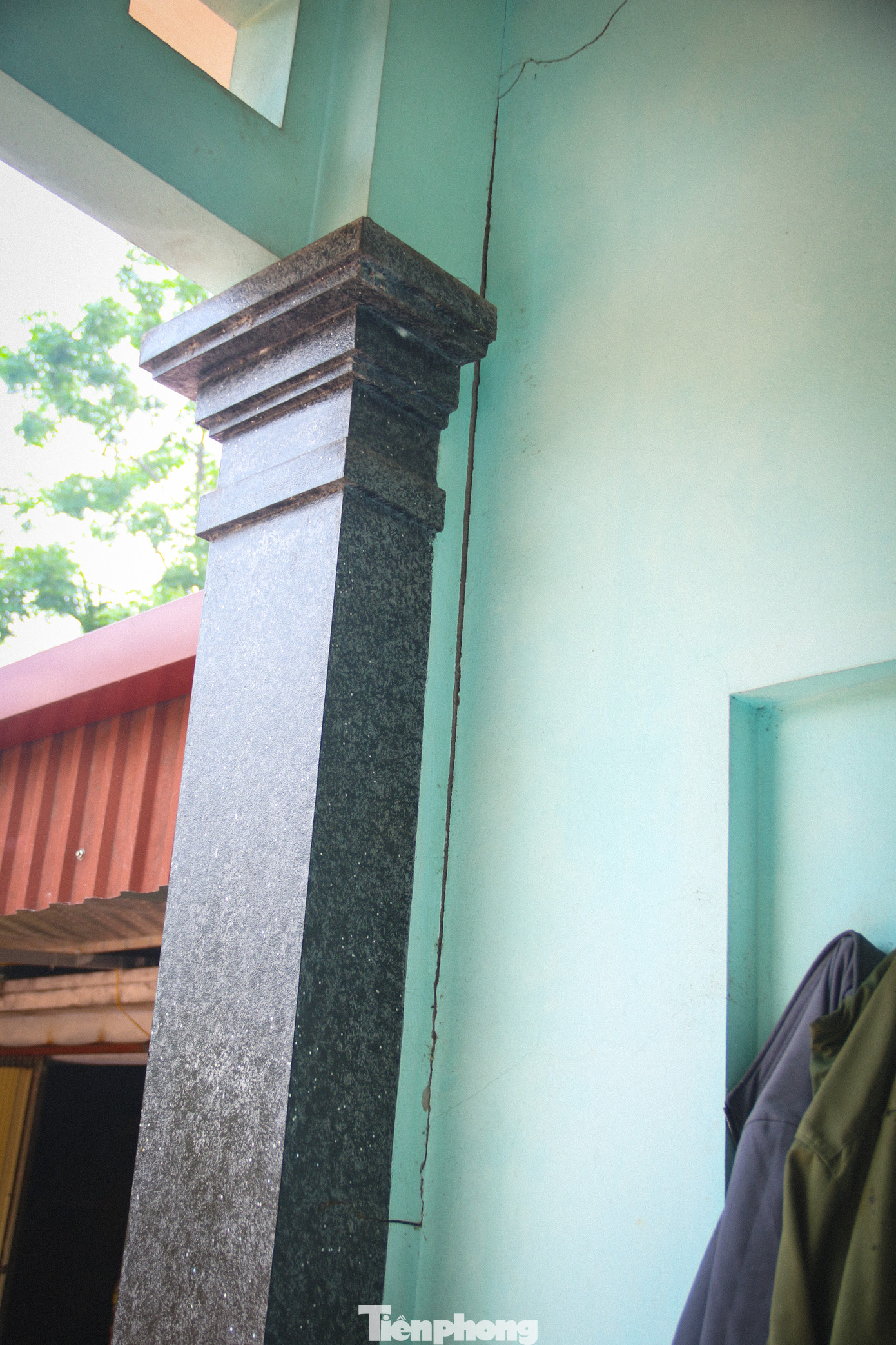 Nhiều vết nứt ăn sâu, chạy thẳng từ mặt sân vào trong nhà... Vết nứt chạy dọc theo đường móng nhà và cột chính trụ đỡ ngôi nhà, khiến các hộ dân luôn sống trong thấp thỏm lo sợ.