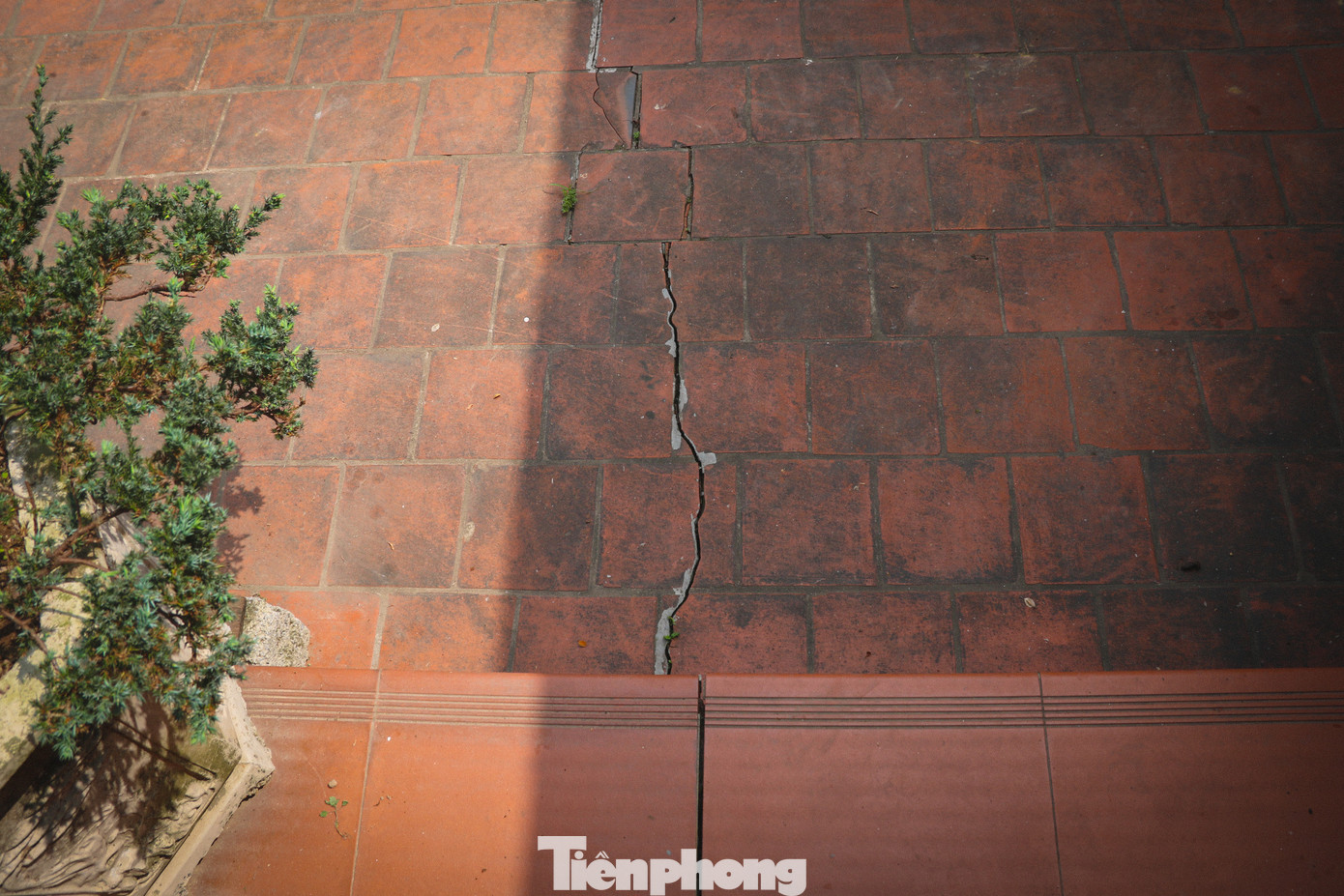 Nhiều vết nứt ăn sâu, chạy thẳng từ mặt sân vào trong nhà... Vết nứt chạy dọc theo đường móng nhà và cột chính trụ đỡ ngôi nhà, khiến các hộ dân luôn sống trong thấp thỏm lo sợ.