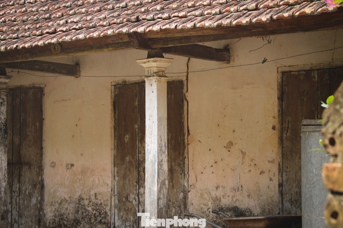 Cho đến nay, theo thống kê của UBND xã Phong Vân, có 47 hộ dân ở bãi sông Hồng bị nứt, đoạn đê kè bị ảnh hưởng vẫn chưa được gia cố lại dù đã một năm trôi qua.