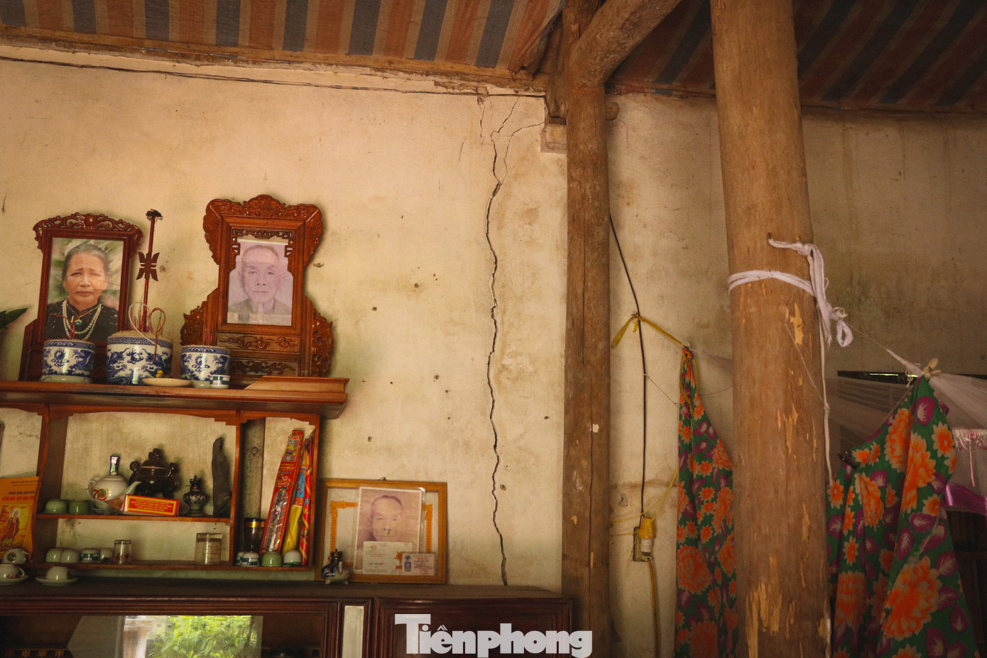 Lãnh đạo UBND xã Phong Vân cho biết, số nhà dân có hiện tượng nứt tường, nền gạch thời gian qua có dấu hiệu tăng nhanh, bắt đầu từ cuối năm 2023. Các nhà này tập trung ở khu vực xóm Bãi, nằm men theo bờ kè đoạn giao giữa sông Hồng, sông Đà và sông Thao.