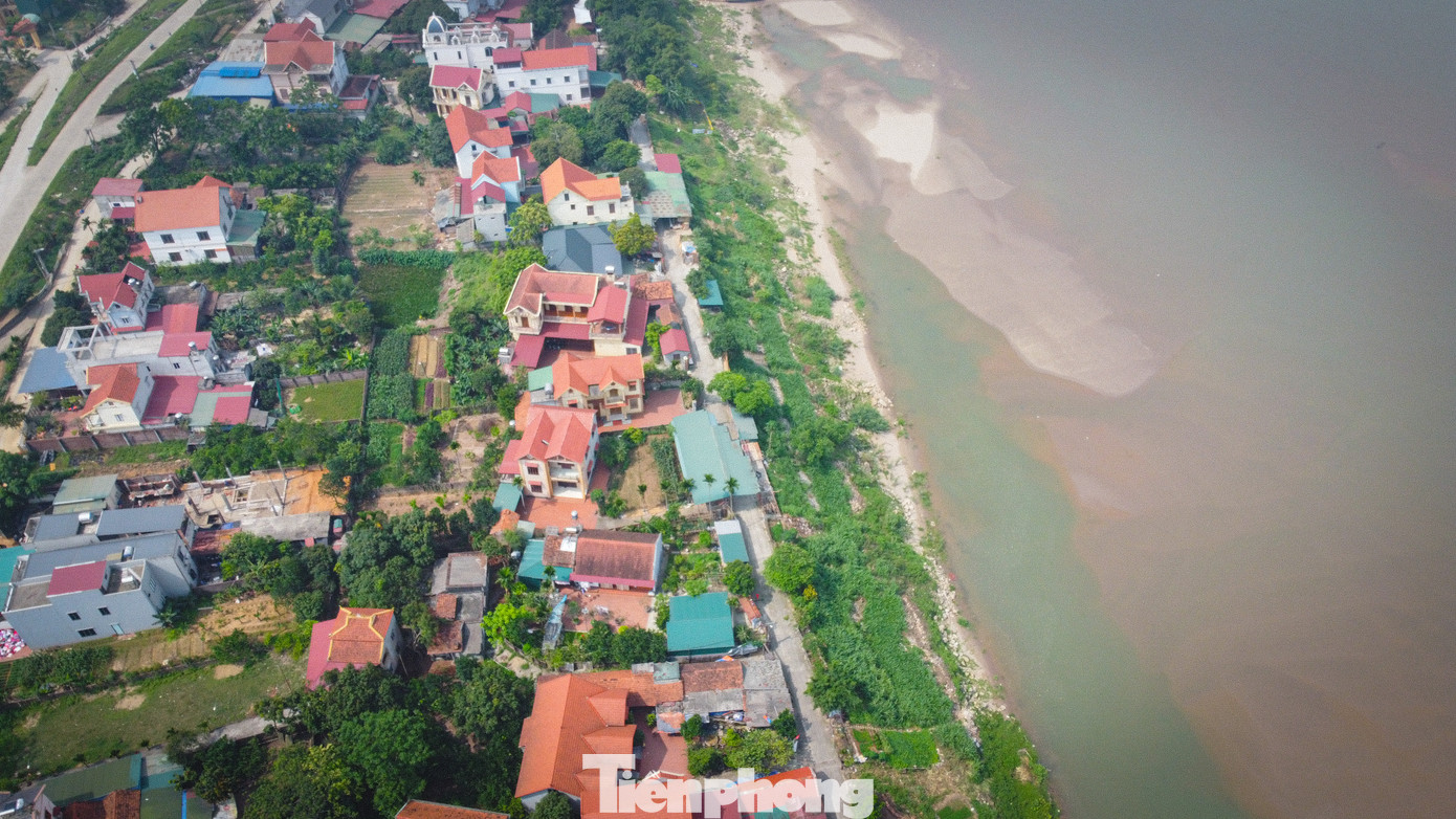 Thời gian qua, khu vực ven sông Hồng thuộc địa phận xã Phong Vân (huyện Ba Vì, TP Hà Nội) có bờ kè bị sạt lở nghiêm trọng khiến một số nhà dân bị ảnh hưởng, có nhiều vết nứt.