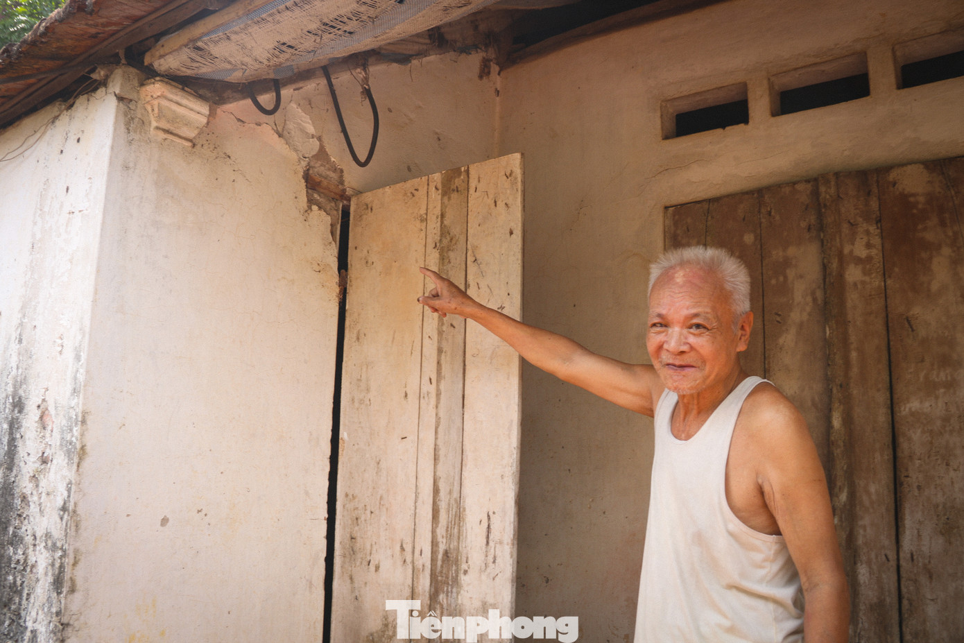 Cách nhà ông Hiếu không xa là ngôi nhà của ông Ngô Văn Biết (85 tuổi, xã Phong Vân) cũng đang bị nứt nhiều vị trí. "Tôi sống có một mình nên nhà nứt vẫn cố bám trụ ở đây. Mùa mưa bão năm ngoái, mỗi khi trời mưa to gió lớn mấy đứa cháu phải đưa đến nơi khác cho an toàn vì sợ nhà sập. Mùa mưa bão năm nay lại sắp tới, không biết ngôi nhà còn có thể chống trụ được nữa không", ông Biết bùi ngùi.