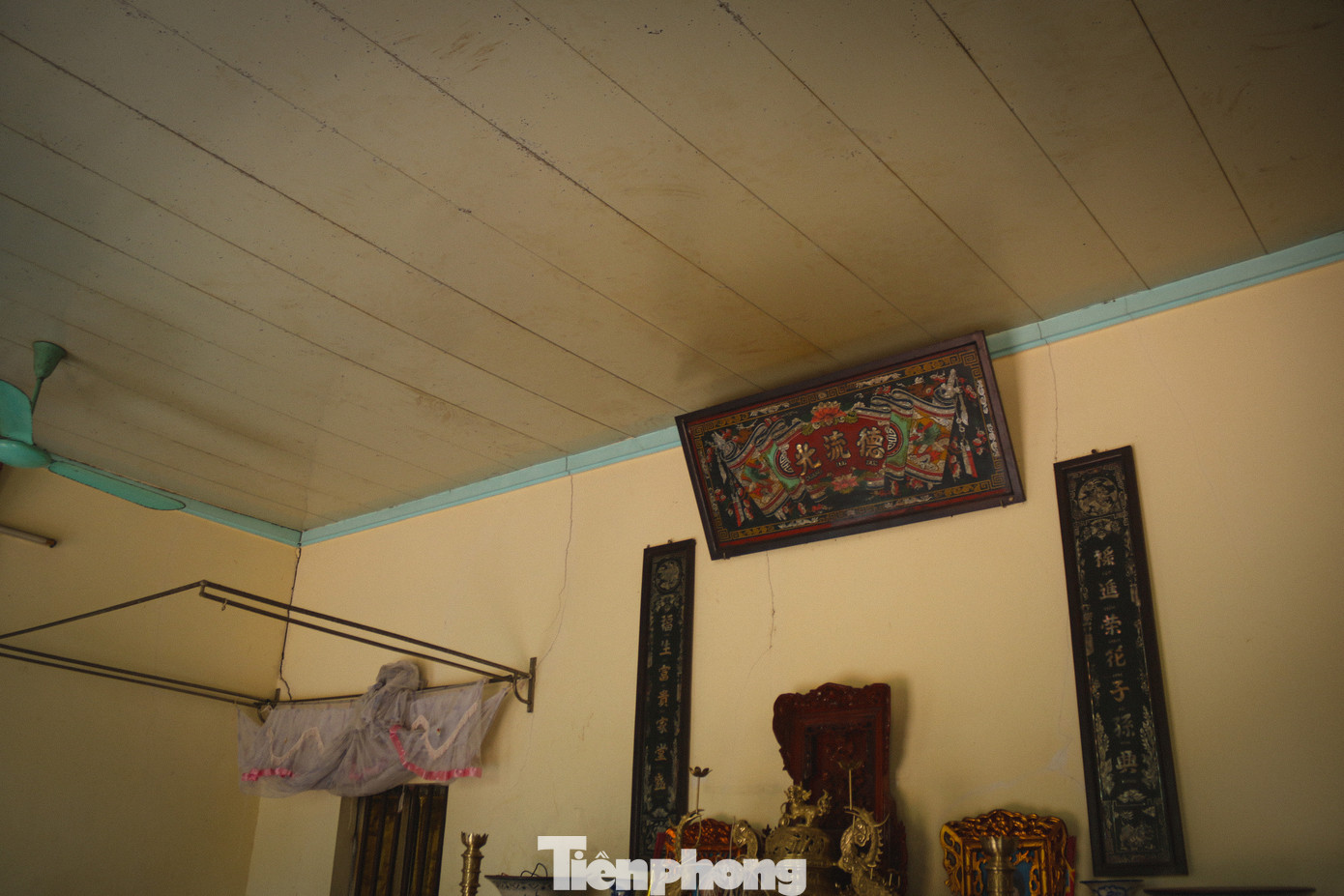 Nhiều vết nứt ăn sâu, chạy thẳng từ mặt sân vào trong nhà... Vết nứt chạy dọc theo đường móng nhà và cột chính trụ đỡ ngôi nhà, khiến các hộ dân luôn sống trong thấp thỏm lo sợ.