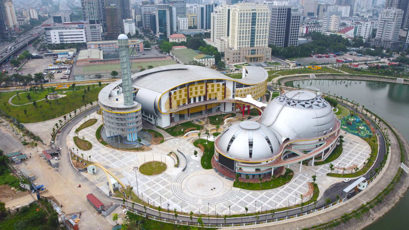 Cung Thiếu nhi Hà Nội được đầu tư hơn 1.300 tỷ đồng được thiết kế hiện đại, bên trong có phòng chiếu phim, bể bơi bốn mùa, nhà thi đấu đa năng, nhà hát...