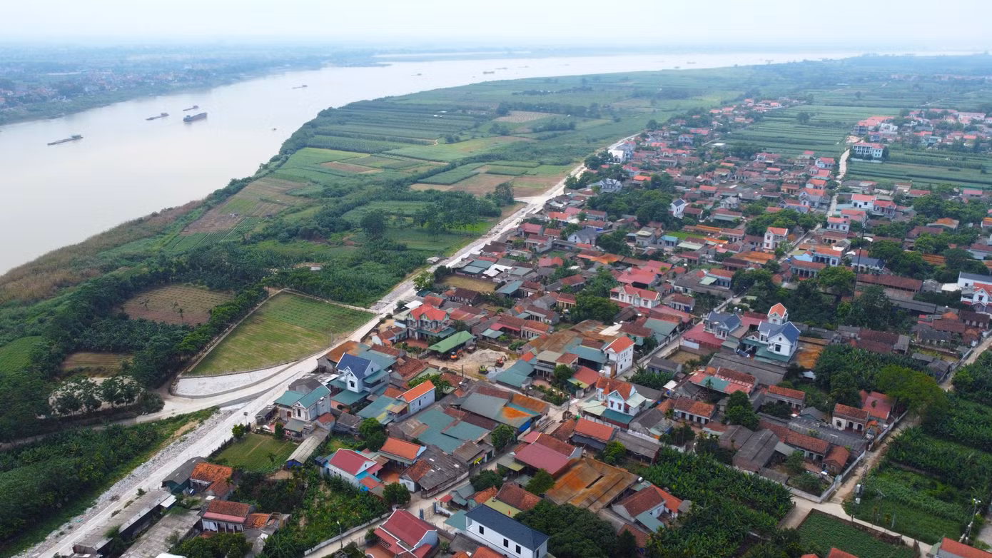 Năm 2023, Công ty Cổ phần Nước sạch Ba Vì đã khảo sát nhiều phương án, cuối cùng quyết định kéo nước của nhà máy từ Quốc lộ 32 chạy ngầm hơn 1km qua sông Hồng, cung cấp nước sạch cho gần 7.000 người dân trên địa bàn xã. Năm 2023, Công ty Cổ phần Nước sạch Ba Vì đã khảo sát nhiều phương án, cuối cùng quyết định kéo nước của nhà máy từ Quốc lộ 32 chạy ngầm hơn 1km qua sông Hồng, cung cấp nước sạch cho gần 7.000 người dân trên địa bàn xã.