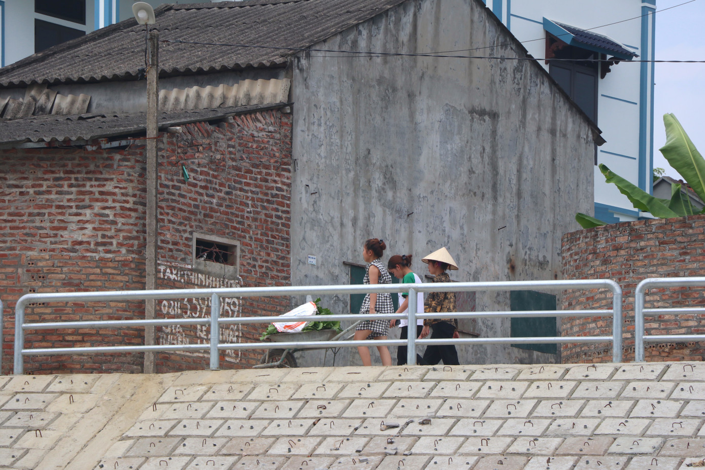 Cuộc sống của người dân đi vào ổn định khi hệ thống nước sạch được phủ khắp xã đảo.