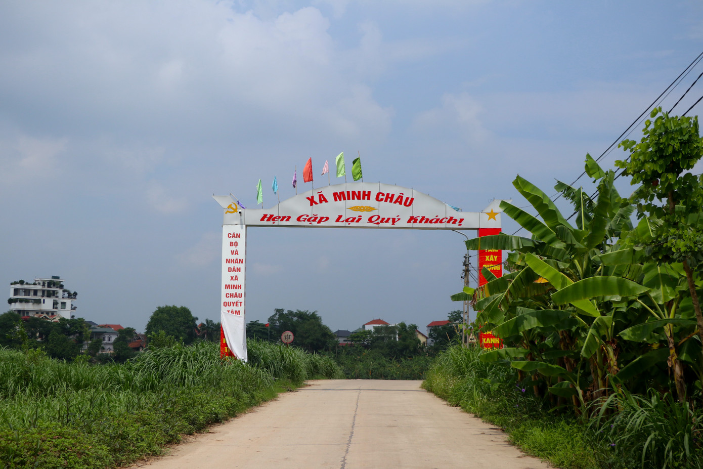 Xã đảo Minh Châu vừa xa trung tâm huyện lại cách biệt với các xã phường lân cận, vừa xa đầu mối cấp nước là Nhà máy nước sạch Sông Đà Ba Vì.